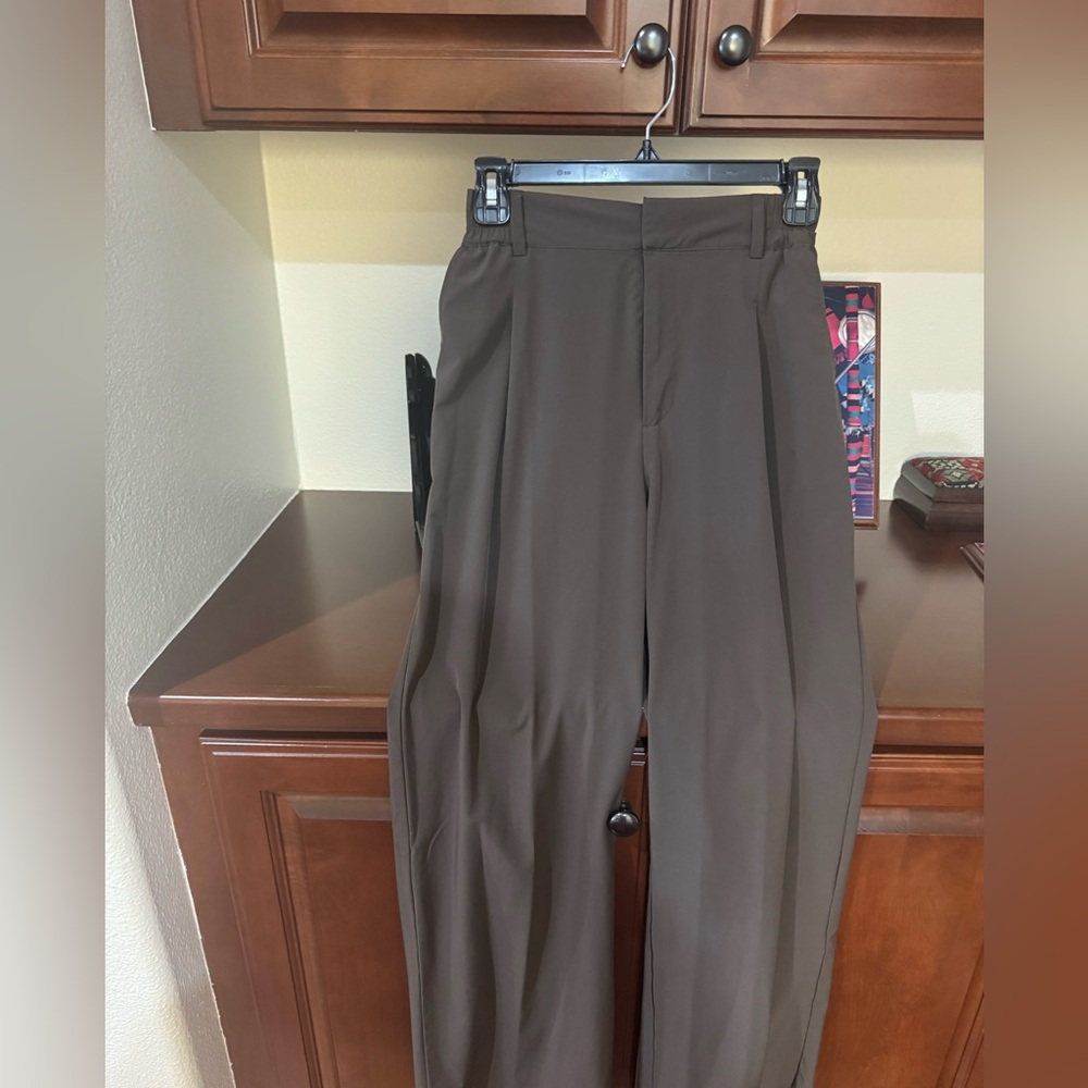 ALO Yoga Women's Pursuit Trousers in Espresso